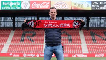 Etxeberria posa con la bufanda del Mirandés sobre el césped de Anduva.