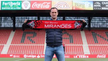 Etxeberria posa con la bufanda del Mirand&eacute;s sobre el c&eacute;sped de Anduva.