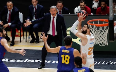 El serbio es uno de los pocos que ha logrado ganar la Euroliga como jugador (Bosna) y entrenador (Barça). Ha pasado parte de su carrera en los banquillos ACB donde ha dirigido al Barça en dos etapas (2002-04 y 2018-20), al Akasvayu Girona (2006-07) y al Valencia Basket (2010-11). Actual seleccionador de Serbia, conquistó el Mundial de 2002 con Yugoslavia y los Europeos de 1993 y 2001, con Alemania y Yugoslavia, respectivamente. En el baloncesto español ganó la Euroliga de 2003, además de dos Ligas (2003 y 2004) y tres Copas (2003, 2018 y 2019), todos estos títulos con el Barça.