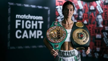 Terri Harper posa con sus cinturones antes de pelear en el Fight Camp de Matchroom.