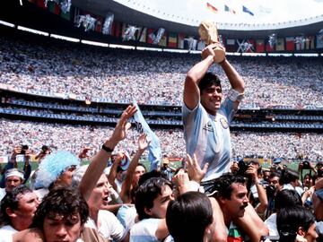 Volume 2, Page 13, Picture 4, 10234981, Sport, Football, 1986, World Cup Final, (Mexico City), Argentina Captain, Diego Maradona holds the World Cup trophy whilst being carried on his team-mates&#039; shoulders, 29th June 1986. (Photo by Bob Thomas Sports Photography via Getty Images)
 PUBLICADA 03/12/20 NA MA29 1COL