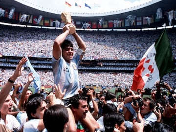 Volume 2, Page 13, Picture 4, 10234981, Sport, Football, 1986, World Cup Final, (Mexico City), Argentina Captain, Diego Maradona holds the World Cup trophy whilst being carried on his team-mates&#039; shoulders, 29th June 1986. (Photo by Bob Thomas Sports Photography via Getty Images)
 PUBLICADA 03/12/20 NA MA29 1COL