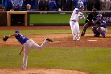 Alex Gordon logró empatar el partido con un out en la novena entrada contra el closer Jeurys Familia de los Mets, mandando el partido a entradas extra.