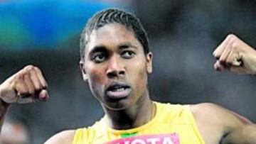 <b>CAMPEONA SIN COMPLEJOS. </b>Semenya hace un gesto de fuerza, enseñando sus músculos, tras vencer en la final de 800 metros.