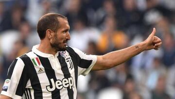 Tras destacar con el Livorno y la Fiorentina, firmó con la Juventus para convertirse en un referente. Con una incalculable cantidad de títulos y casi 500 partidos, es inamovible en el club.