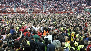 Invasión de campo de la afición del Sporting de Gijón tras firmar la permanencia