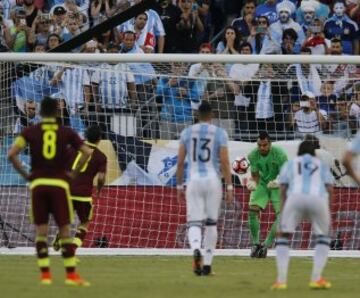 Sergio Romero detuvo el penalti lanzado por Seijas 'a lo Panenka'.