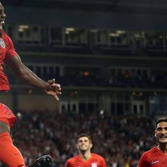 Altidore bicycle kick gives USA perfect group-stage record