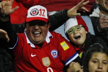 Futbol, Chile v Jamaica.
Partido amistoso 2016.
Hinchas de la seleccion chilena alientan, antes del partido con Jamaica en el estadio Sausalito de ViÃ±a del Mar, Chile.
27/05/2016
Marcelo Hernandez/Photosport**********

Football, Chile v Jamaica.
Chile's fans cheer before the game against Jamaica for friendly football match held at the Sausalito stadium in Vina del Mar, Chile.
27/05/2016
Marcelo Hernandez/Photosport