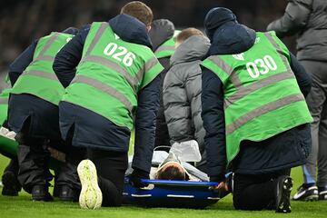 Rodrigo Bentancur, jugador del Tottenham, abandona el terreno de juego en camilla.