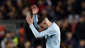 Iago Aspas aplaude a la grada al retirarse lesionado en el Camp Nou contra el Barcelona.