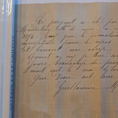 Un hombre encuentra un documento histórico de 130 años de antigüedad en una botella: “Había algo dentro”