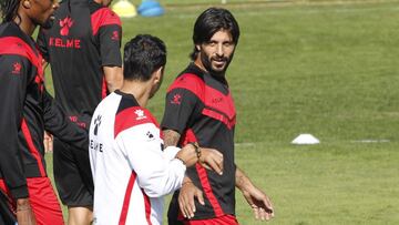 Chori Dom&iacute;nguez junto a M&iacute;chel, en un entrenamiento del Rayo.