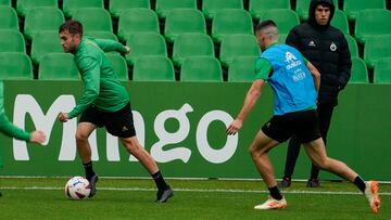 Cambio en los laterales. Mantilla volverá a ocupar el carril del '2' y Dani Fernández suplirá a Saúl en la izquierda.