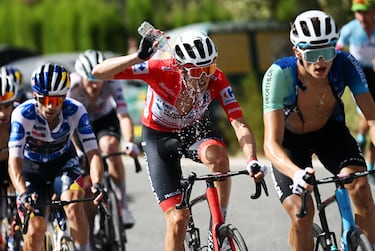 El maillot rojo, O'Connor, se refresca durante la etapa.