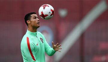 Portugal's forward Cristiano Ronaldo attends a training session in Kazan, Russia, on June 27, 2017 on the eve of the Russia 2017 FIFA Confederations Cup football semi-final match Portugal vs Chile. / AFP PHOTO / FRANCK FIFE