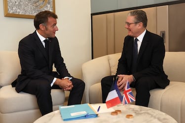 El primer ministro británico, Keir Starmer, y el presidente francés, Emmanuel Macron, hablan antes de asistir a una cumbre de líderes mundiales sobre el fin de la guerra de Gaza.