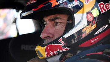 Mini's Spanish driver Carlos Sainz concentrates inside his car during the Stage 11 of the Dakar 2020 between Shubaytah and Haradh, Saudi Arabia, on January 16, 2020. (Photo by FRANCK FIFE / AFP)