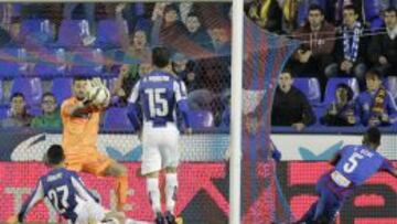 EL QUE MENOS TIRA. Casilla detiene un chut de Uche.