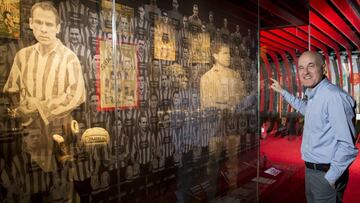 Agustín Gainza señala la proyección de su padre, que tiene un precioso rincón en el museo del Athletic.