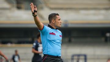 Árbitro Gustavo Padilla durante un partido de la Liga MX Sub 17.