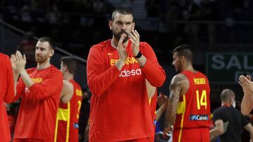 Marc Gasol saluda al público tras el partido España-Irán.