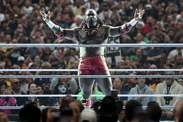 Oba Femi es presentado antes de su combate frente a Brock Lesnar durante WrestleMania 42, celebrado en el Allegiant Stadium de Las Vegas.