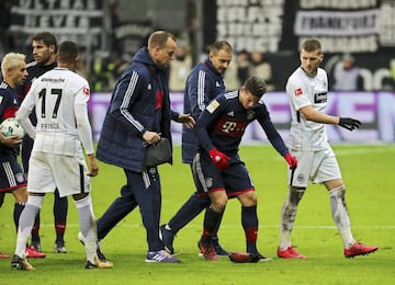 James Rodríguez estuvo los 90 minutos ante el Frankfurt y fue víctima de varias faltas y de una dura marca.