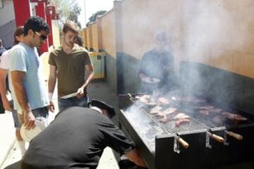 Los jugadores Atléticos disfrutaron de una barbacoa argentina después del entrenamiento antes de afrontar la recta final de la temporada.