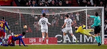 0-1. Lorenzo Aguado pierde el balón ante la presión del conjunto azulgrana. La jugada finaliza con la asistencia de Frenki de Jong a Lamine Jamal que dispara con la zurda, al palo largo y superar a Raúl Lizoain.