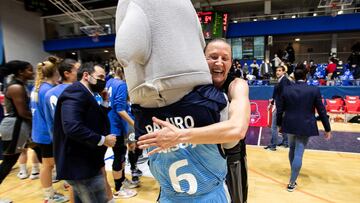 Leslie Knight se abraza al Delf&iacute;n Ramiro tras ganar un partido en el Movistar Academy Magari&ntilde;os.