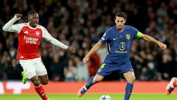 LONDON (United Kingdom), 21/10/2025.- Coke (R) of Atletico Madrid in action against Eberechi Eze (L) of Arsenal during the UEFA Champions League league phase match between Arsenal FC and Atletico Madrid, in London, Britain, 21 October 2025. (Liga de Campeones, Reino Unido, Londres) EFE/EPA/NEIL HALL