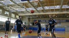 PREPARADOS. Sergio Rodr&iacute;guez, Slaughter y Draper rebotean mientras Hernang&oacute;mez, Rudy y Reyes tiran en el entrenamiento de ayer.