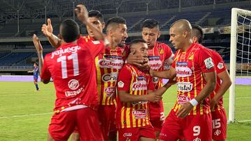 Jugadores del Deportivo Pereira celebran un gol ante Pasto