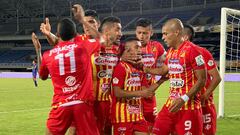 Jugadores del Deportivo Pereira celebran un gol ante Pasto