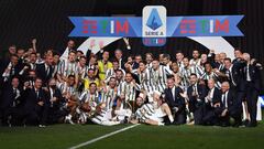 Jugadores y cuerpo t&eacute;cnico de la Juventus celebran la conquista del campeonato italiano de 2019-20, el noveno &lsquo;scudetto&rsquo; consecutivo del equipo de Tur&iacute;n.