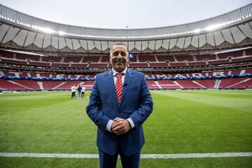 Paulo Futre pisando el césped del Cívitas Metropolitano.