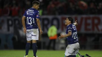 BAS039. BUENOS AIRES (ARGENTINA), 21/09/2017.- Daniel Mancilla (i) y Edward Zenteno (d) Wilstermann discuten luego de una acción hoy, jueves 21 de septiembre de 2017, durante el juego de vuelta entre River Plate de Argentina y Jorge Wilstermann de Bolivia en los cuartos de final de la Copa Libertadores en el estadio Monumental en Buenos Aires (Argentina). EFE/David Fernández