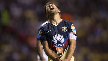 Oribe Peralta, delantero del Am&eacute;rica, se lamenta por la derrota ante el Puebla en la Liga MX.