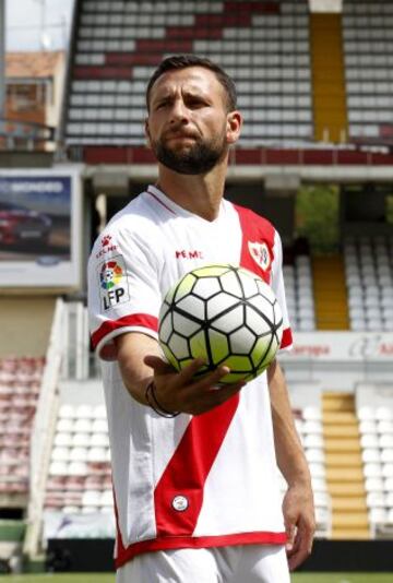 Razvan Rat posa como nuevo jugador del Rayo Vallecano.