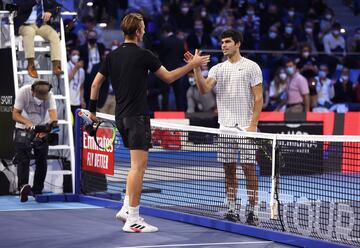 Sebastian Korda y Carlos Alcaraz se saludan tras finalizar el partido.