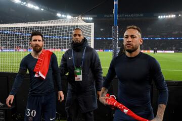 Los jugadores del conjunto parisino, con sus dos estrellas a la cabeza, se acercaron a la zona donde se encuentran los ultras en modo de agradecimiento tras la derrota ante el Bayern. 