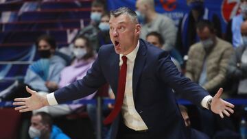 Basketball - Euroleague Play Offs - Quarter Final - Zenit St Petersburg v FC Barcelona - Sibur Arena, Saint Petersburg, Russia - April 28, 2021 Barcelona head coach Sarunas Jasikevicius reacts REUTERS/Anton Vaganov