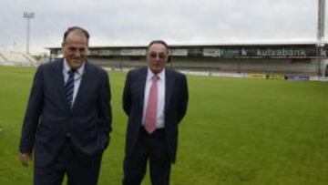 Javier Tebas, a la izquierda, en el estadio del Mirandés.