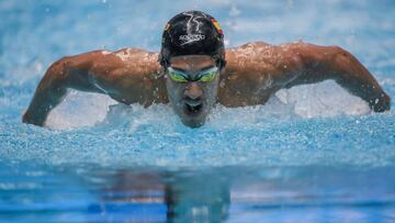 Hugo González compite durante una prueba de natación.