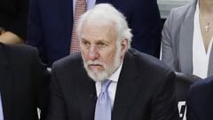 Gregg Popovich, durante un partido de estos playoffs, antes de conocerse el fallecimiento de su esposa Erin Popovich.