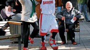 <b>LA COPA GUSTA A TODOS. </b>Aker, la mascota del Tau, se paseó por las calles de Vitoria para contagiar su pasión por el baloncesto. El público respondió encantado.