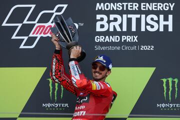 Francesco Bagnaia en el podio de Silverstone tras proclamarse campeón del Gran Premio de Gran Bretaña.