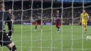 El futbolista del Barcelona, Luis Suárez, lanzando un penalti contra el Sporting de Gijón.