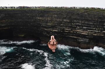 Carlos Gimeno de España se zambulle desde el borde del acantilado en Downpatrick Head el 11 de septiembre de 2021 durante la Serie Mundial de Red Bull Cliff Diving